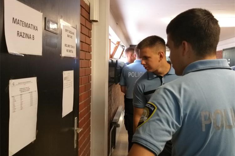 Slika /03_policijska_skola/2023/1 PRVA FOTKA POLAZNICI ULAZ U PROSTORIJU.jpg